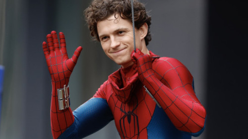FOTO. Zâmbitorul Tom Holland, pentru prima dată pe platourile de la „Spider-Man: Brand New Day”, în costumul îndrăgitului supererou