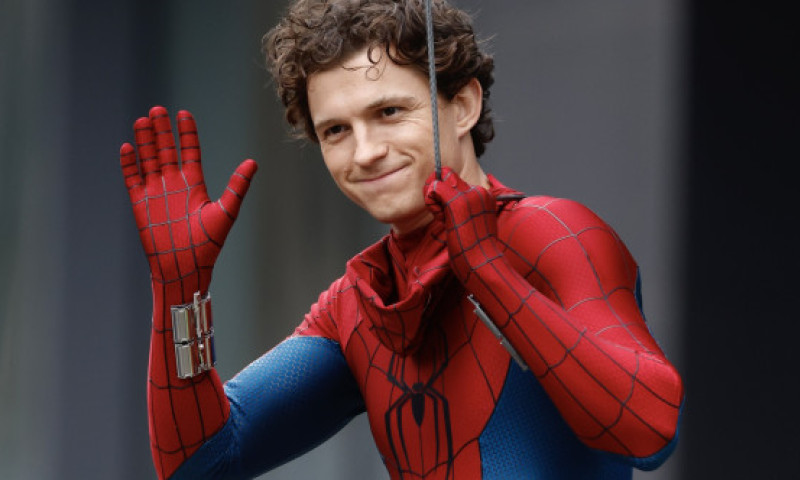 FOTO. Zâmbitorul Tom Holland, pentru prima dată pe platourile de la „Spider-Man: Brand New Day”, în costumul îndrăgitului supererou