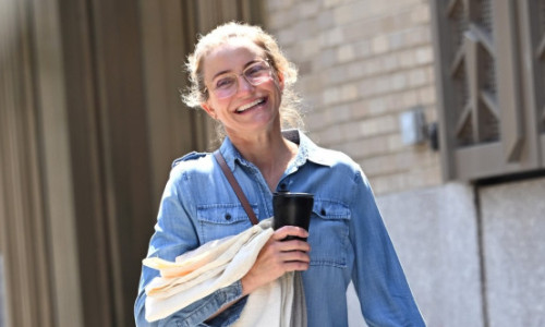 Cameron Diaz, la plimbare în NYC. Zâmbet larg, nicio urmă de machiaj, haine lejere. „Nu mă deranjează ridurile mele”