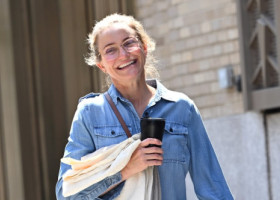 Cameron Diaz, la plimbare în NYC. Zâmbet larg, nicio urmă de machiaj, haine lejere. „Nu mă deranjează ridurile mele”