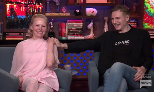 Liam Neeson și Pamela Anderson, gesturi tandre într-o reclamă pentru „Naked Gun”: „Un cuplu care râde împreună, rămâne împreună”