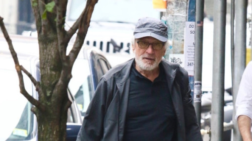 Robert De Niro, cu barbă albă, pe străzile din NYC, la câteva zile după ce a vorbit despre cea mai nouă mișcare din cariera sa