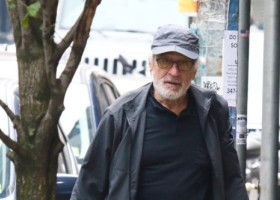 Robert De Niro, cu barbă albă, pe străzile din NYC, la câteva zile după ce a vorbit despre cea mai nouă mișcare din cariera sa