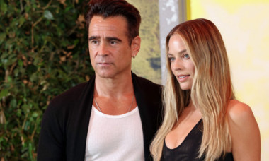 Margot Robbie, fermecătoare într-o rochie mini, alături de Colin Farrell, la ședința foto pentru „A Big Bold Beautiful Journey”