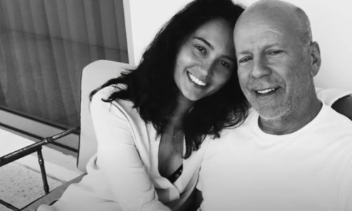 Cum comunică Emma Heming cu Bruce Willis, în timp ce actorul se luptă cu demență frontotemporală: „Avem propriul nostru limbaj”