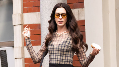 Momentul când Anne Hathaway cade pe scări în timpul filmărilor pentru „Devil Wears Prada”. Tocul pantofilor s-a rupt exact când cobora