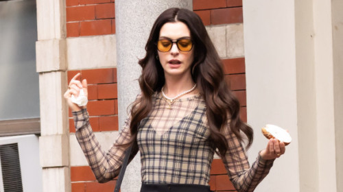 Momentul când Anne Hathaway cade pe scări în timpul filmărilor pentru „Devil Wears Prada”. Tocul pantofilor s-a rupt exact când cobora