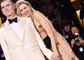 Săruturi și priviri dulci, pe covorul roșu. Naomi Watts și Billy Crudup au electrizat Veneția cu gesturile lor pline de tandrețe