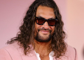 Jason Momoa a apărut la Festivalul de Film de la Veneția cu unghiile roz. Actorul și-a asortat pedichiura cu sandalele și costumul