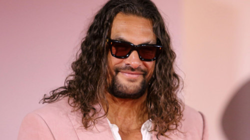 Jason Momoa a apărut la Festivalul de Film de la Veneția cu unghiile roz. Actorul și-a asortat pedichiura cu sandalele și costumul