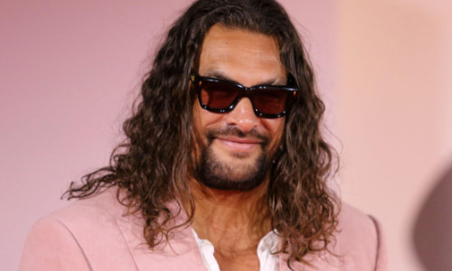 Jason Momoa a apărut la Festivalul de Film de la Veneția cu unghiile roz. Actorul și-a asortat pedichiura cu sandalele și costumul