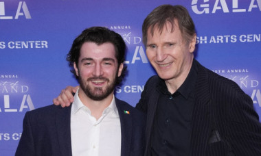 Liam Neeson, un tată fericit. Fiul său cel mic s-a logodit. Daniel: „Aș putea scrie romane despre motivele pentru care o iubesc”