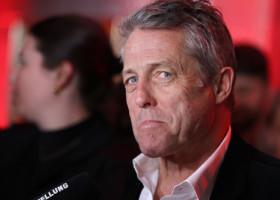 Hugh Grant la 65 de ani. Are cinci copii și este căsătorit cu o suedeză cu aproape 20 de ani mai tânără decât el