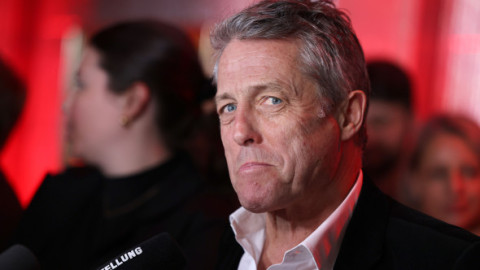Hugh Grant la 65 de ani. Are cinci copii și este căsătorit cu o suedeză cu aproape 20 de ani mai tânără decât el