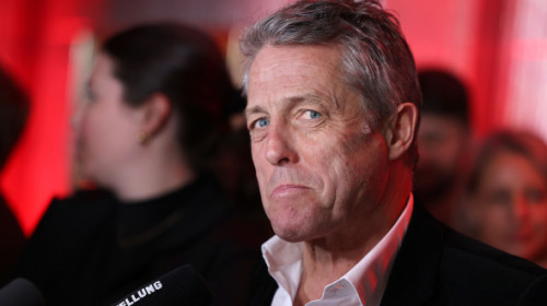 Hugh Grant la 65 de ani. Are cinci copii și este căsătorit cu o suedeză cu aproape 20 de ani mai tânără decât el