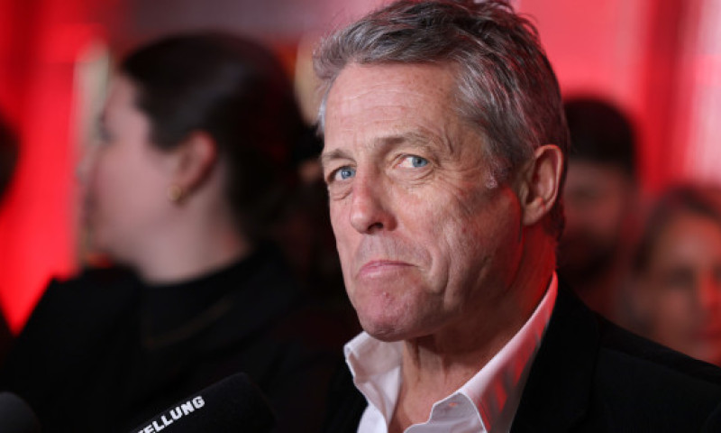 Hugh Grant la 65 de ani. Are cinci copii și este căsătorit cu o suedeză cu aproape 20 de ani mai tânără decât el