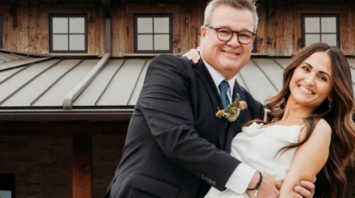 Eric Stonestreet, Cam din "Modern Family", s-a căsătorit. Cine e soția lui, Lindsay, care nu are nicio aplecare spre celebritate