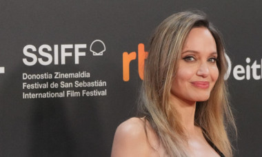 Angelina Jolie, fermecătoare într-o rochie de catifea, la Festivalul de la San Sebastian, unde și-a prezentat filmul „Couture”
