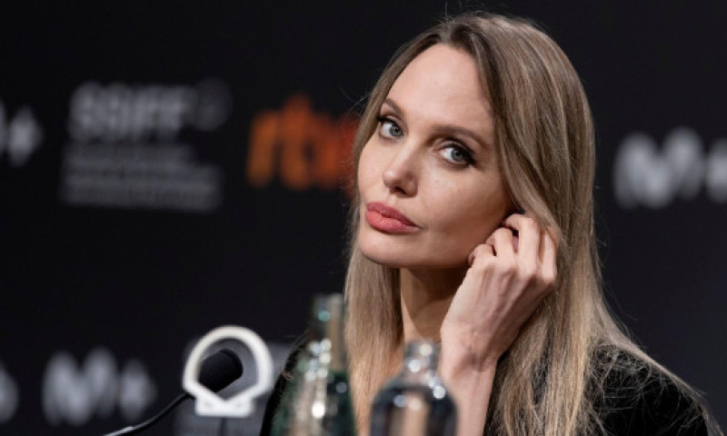Ce părere are Angelina Jolie despre decizia copiilor ei de a renunța, pe rând, la numele Pitt: „Vrea doar ca toată lumea să se vindece”