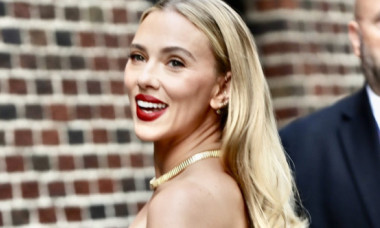 Scarlett Johansson, impecabilă într-o rochie ce i-a îmbrățișat silueta și i-a lăsat umerii goi. Rujul roșu i s-a potrivit perfect