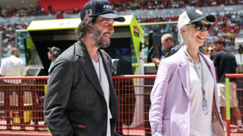 Iubita lui Keanu Reeves, poză în care-l sărută cu foc pe star, după zvonurile care-i dădeau căsătoriți: "Mulțumesc pentru felicitări"
