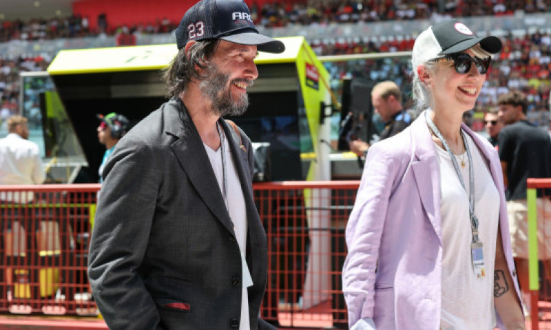 Iubita lui Keanu Reeves, poză în care-l sărută cu foc pe star, după zvonurile care-i dădeau căsătoriți: "Mulțumesc pentru felicitări"