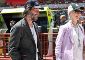 Iubita lui Keanu Reeves, poză în care-l sărută cu foc pe star, după zvonurile care-i dădeau căsătoriți: "Mulțumesc pentru felicitări"