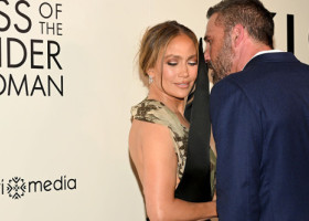 J.Lo și Ben Affleck, reuniune surpriză pe covorul roșu. Priviri tandre și laude reciproce: "Jennifer, ești incredibilă!"