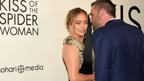 J.Lo și Ben Affleck, reuniune surpriză pe covorul roșu. Priviri tandre și laude reciproce: "Jennifer, ești incredibilă!"