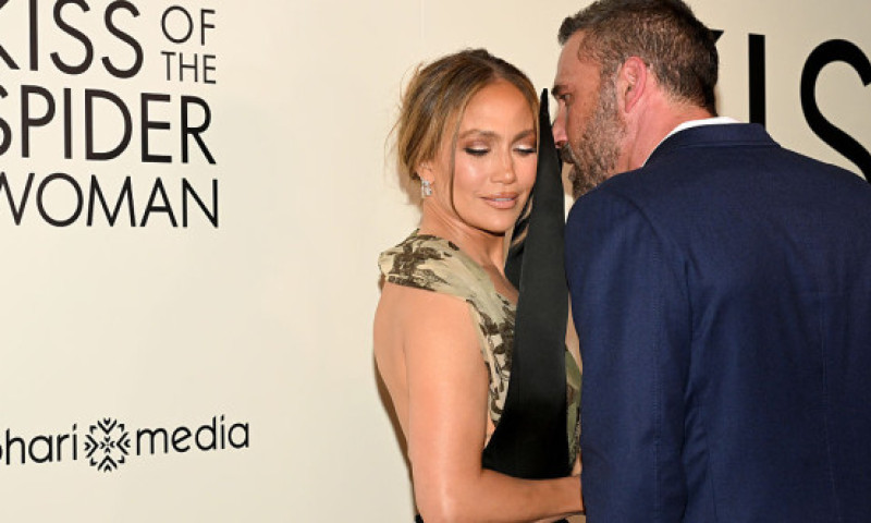 Jennifer Lopez și Ben Affleck, reuniune surpriză pe covorul roșu. Priviri tandre și laude reciproce: "Jennifer, ești incredibilă!"