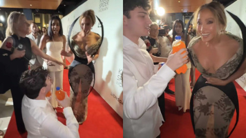 Reacția lui Jennifer Lopez când un fan a îngenuncheat în fața ei. Actrița pășea pe covorul roșu la premiera „Kiss of the Spider Woman”