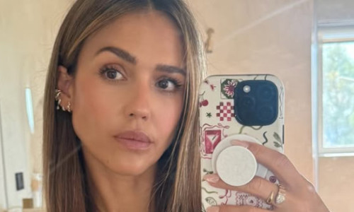 Jessica Alba, îndrăzneață la plajă, într-un costum de baie minuscul. Iubire cu un actor mai tânăr și un nou proiect în derulare
