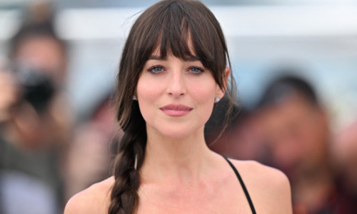 Dakota Johnson, dezvăluiri despre copilăria „înfricoșătoare”, când „oamenii încercau agresiv să ajungă la mama, la supermarket”