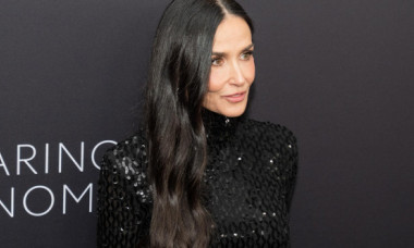 Vârsta, doar un număr pentru ea. Demi Moore, seducătoare la 62 de ani, într-o ținută nonconformistă, pe coperta revistei Glamour