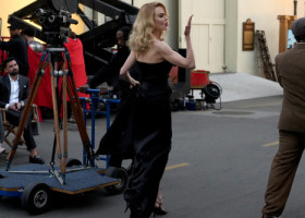 „Zeiță!”. Nicole Kidman, într-o rochie cu crăpătură pe picior, care i-a venit perfect. Pe podiumul de modă, de mână cu Baz Luhrmann