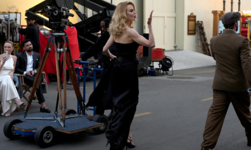 „Zeiță!”. Nicole Kidman, într-o rochie cu crăpătură pe picior, care i-a venit perfect. Pe podiumul de modă, de mână cu Baz Luhrmann