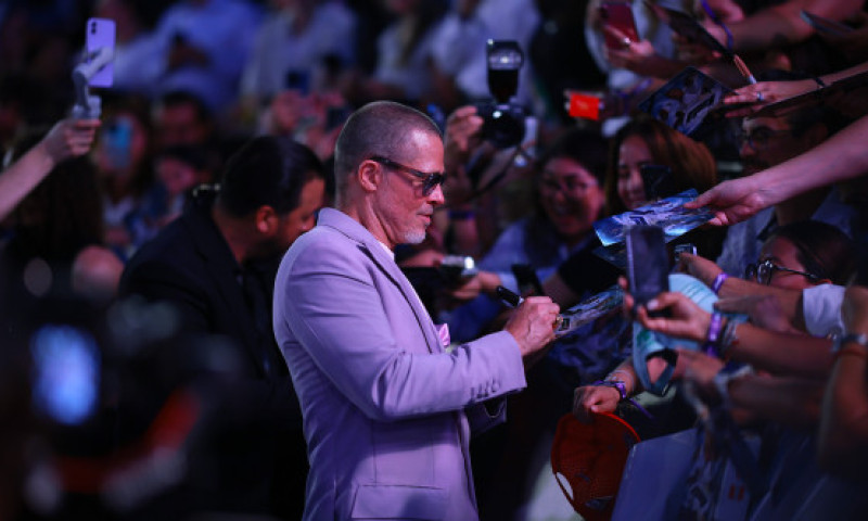 Brad Pitt, pe stadion alături de Flea de la Red Hot Chili Peppers. „Nimeni nu i-a acordat atenție, cred că oamenii nu l-au recunoscut”