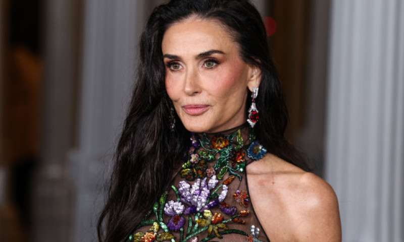 Timpul se oprește pentru Demi Moore. Eleganță, transparență și putere feminină, în cea mai curajoasă apariție