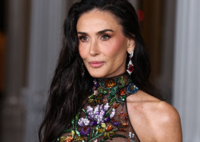 Timpul se oprește pentru Demi Moore. Eleganță, transparență și putere feminină, în cea mai curajoasă apariție