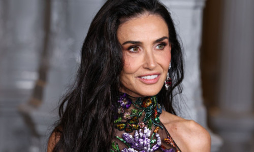Rochie transparentă, sclipiri de bijuterie, atitudine de star. Demi Moore are 62 de ani, dar pare că a oprit timpul