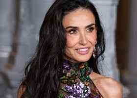 Rochie transparentă, sclipiri de bijuterie, atitudine de star. Demi Moore are 62 de ani, dar pare că a oprit timpul