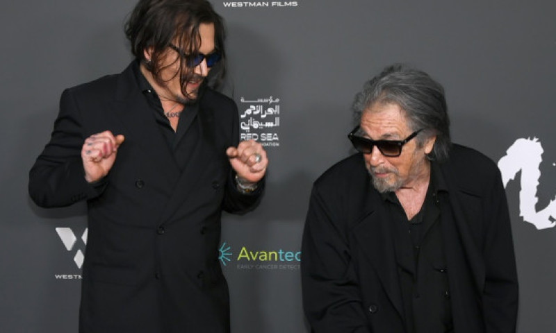 Prietenia lor se întinde pe decenii. Johnny Depp și Al Pacino au făcut atmosferă pe covorul roșu la premiera „Modi”