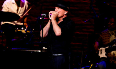 Bruce Willis, vizibil fragil, sprijinit de îngrijitorul său, la o rară apariție în public. În ciuda bolii debilitante, tot zâmbește