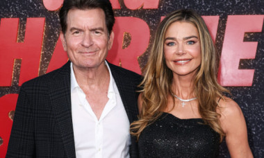 Charlie Sheen, declarații acide despre Denise Richards: „Un divorț complicat și costisitor”. S-au despărțit în urmă cu 20 de ani