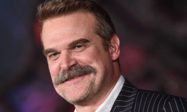 David Harbour, de nerecunoscut pe platourile „Evil Genius”. Actorul s-a transformat complet pentru noul său rol