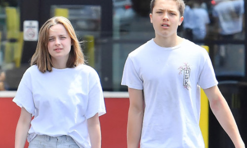 Knox, fiul Angelinei Jolie, și-a făcut o schimbare îndrăzneață de look și și-a vopsit părul roz. E mare amator de sporturi dure