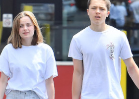 Knox, fiul Angelinei Jolie, și-a făcut o schimbare îndrăzneață de look și și-a vopsit părul roz. E mare amator de sporturi dure