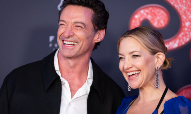 Cel mai vesel covor roșu. Kate Hudson, într-o rochie transparentă, toată un zâmbet la brațul cuceritorului Hugh Jackman