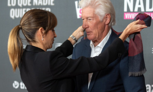 Mereu fermecat de ea. Richard Gere și soția sa, gesturi dulci pe covorul roșu la Madrid. „Suntem suflete pereche”
