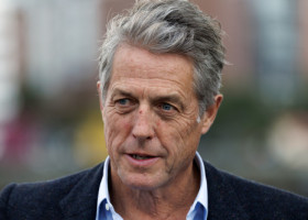 Mărturisirea lui Hugh Grant l-a șocat pe Justice Smith. „Am întrebat-o pe Rosamund Pike: Crezi că a fost serios sau doar britanic?”